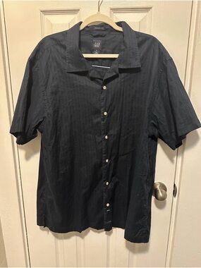 GAP Men’s XL Black Short Sleeve Button-Down Shirt